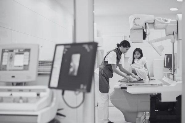 Técnico em radiologia trabalhando em hospital no Rio de Janeiro, ilustrando o piso salarial da categoria.