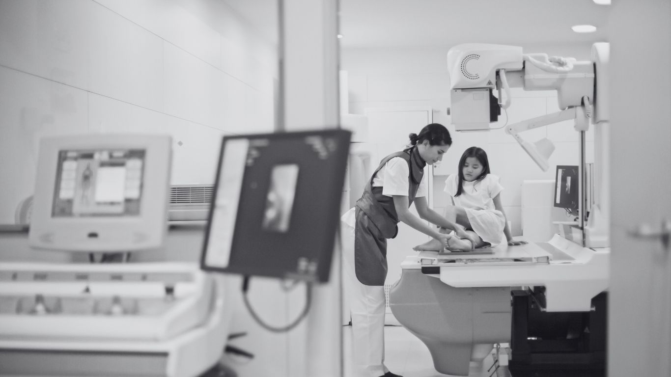 Técnico em radiologia trabalhando em hospital no Rio de Janeiro, ilustrando o piso salarial da categoria.